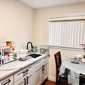 Ferienhaus Cozy 2 Beds Spacious Rooms,close To Transit Vancouver