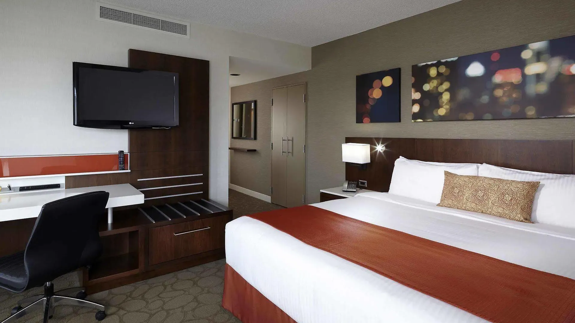 Delta Hotels By Marriott Montreal 4*,